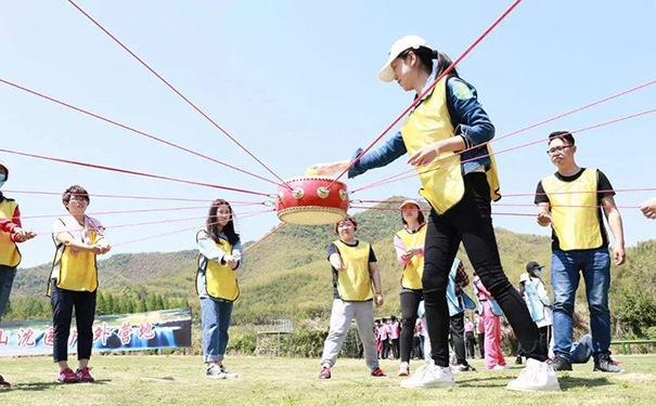 颠球击鼓动作要领联系图片