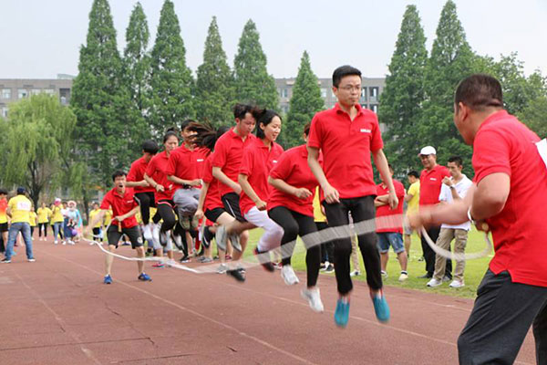 大学生拓展游戏趣味跳大绳